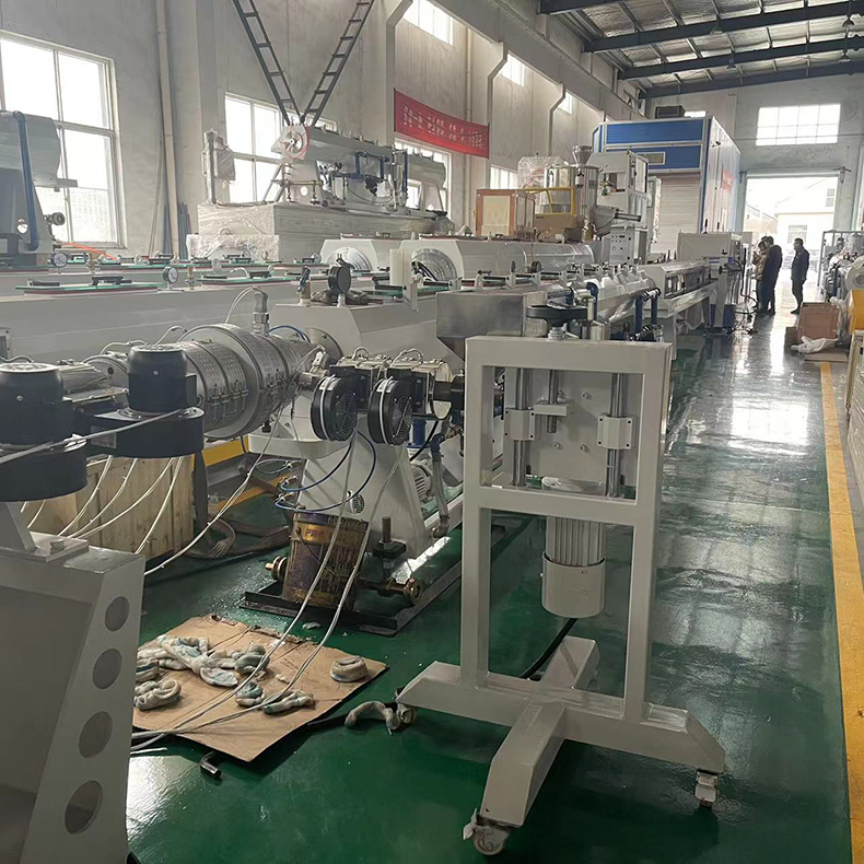 HDPE20-63-110塑料管材生産(chǎn)線 管材生産(chǎn)設備(bèi) 張家港PE管材擠出機 制管機器廠家